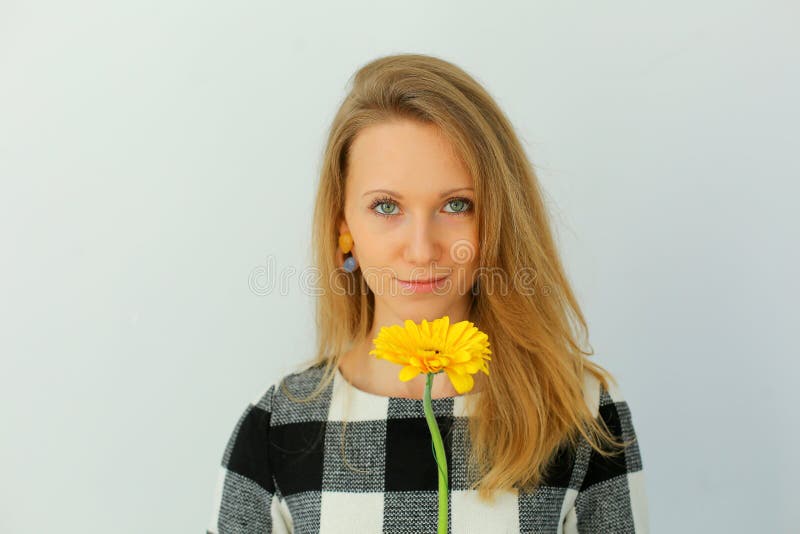 Blondie met bloem royalty-vrije stock afbeeldingen Blondie met bloem royalty-vrije stock afbeeldingen