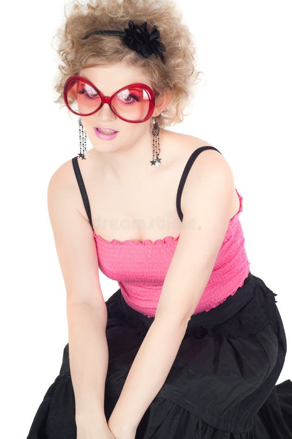 Blondine in der großen roten Sonnenbrille lizenzfreie stockbilder Blondine in der großen roten Sonnenbrille lizenzfreie stockbilder