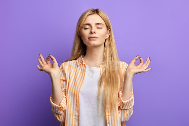 Blondine gekleidet in gestreiftem Hemd und weißen im T-Shirt, die Yoga tut stockfotos Blondine gekleidet in gestreiftem Hemd und weißen im T-Shirt, die Yoga tut stockfotos