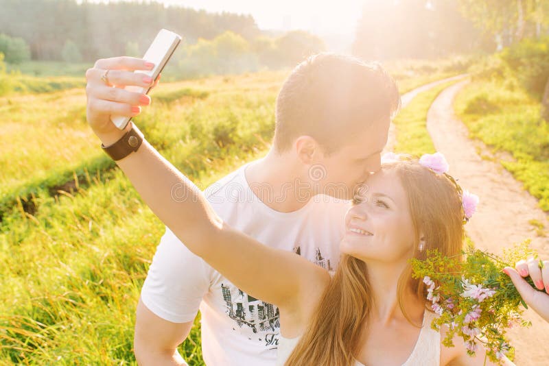Blondine macht ein selfie mit ihrem Mannküssen stockfotografie Blondine macht ein selfie mit ihrem Mannküssen stockfotografie