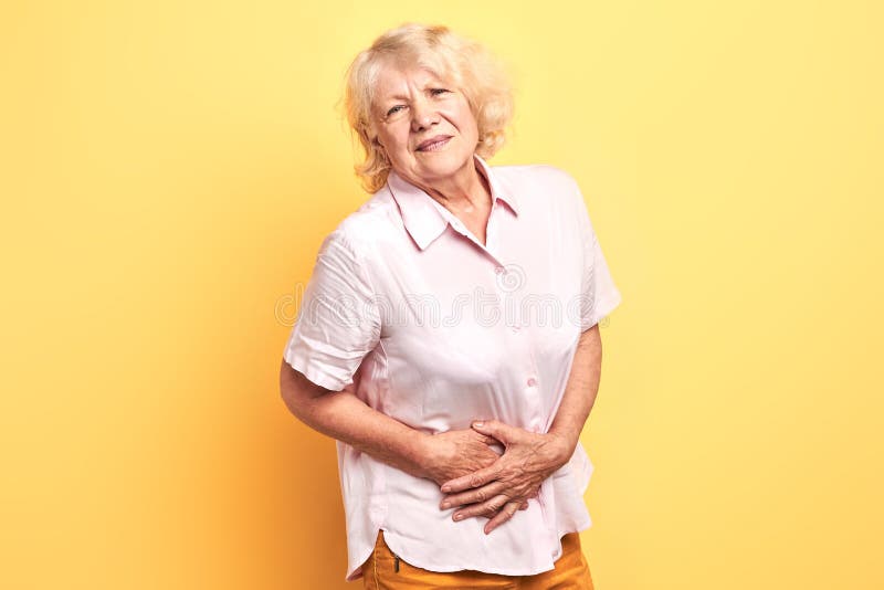 Blondine, welche die Schmerz in der Leber haben stockbild Blondine, welche die Schmerz in der Leber haben stockbild