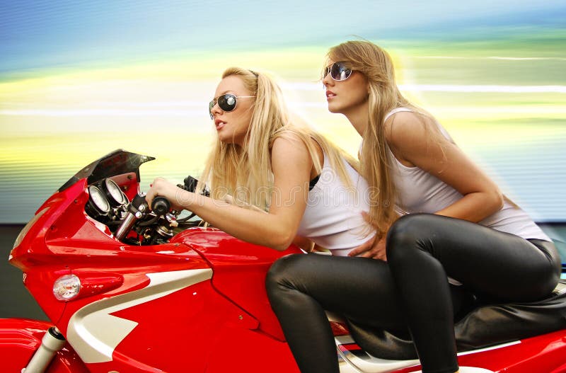 Blondine zwei auf einem Motorrad lizenzfreies stockbild Blondine zwei auf einem Motorrad lizenzfreies stockbild
