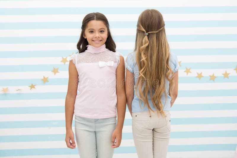 Blondynki brunetka Fryzjera salonu us? uga Małe dzieci z długie włosy Małe dziewczyny z długim kędzierzawym włosy Zdrowy obrazy stock
