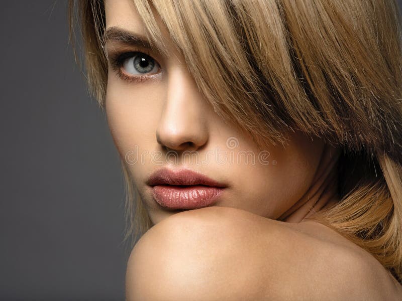 Blonevrouw met een kort haar, rand Sexy blonde vrouw royalty-vrije stock fotografie Blonevrouw met een kort haar, rand Sexy blonde vrouw royalty-vrije stock fotografie