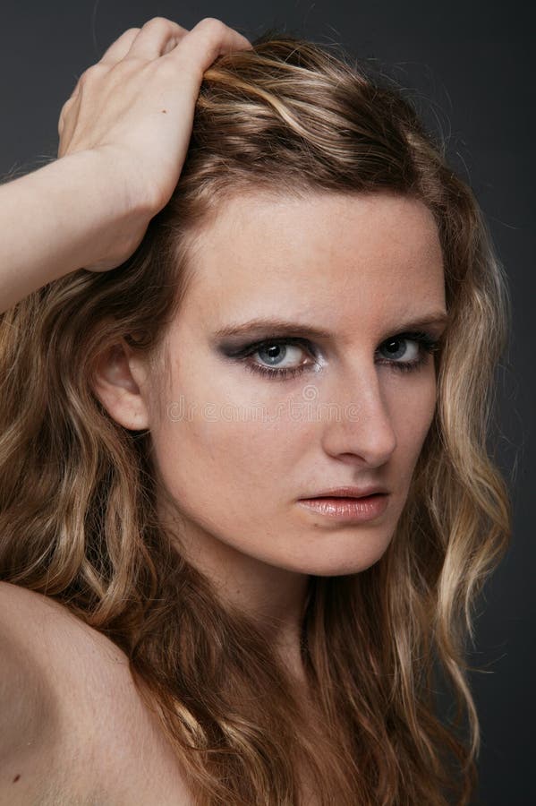 blont grått isolerat sexigt kvinnabarn för stående royaltyfri fotografi blont grått isolerat sexigt kvinnabarn för stående royaltyfri fotografi