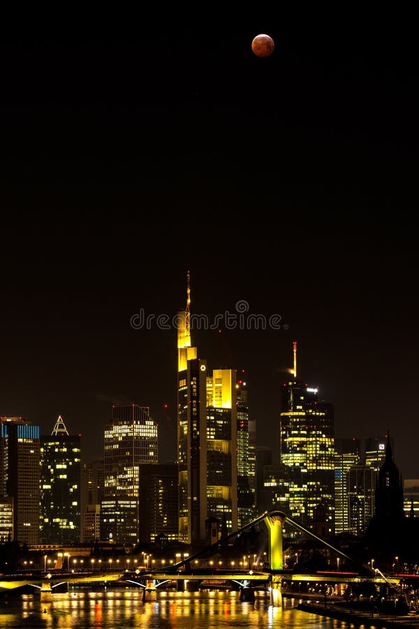 Blood Moon over the skyline of Frankfurt am Main stock photography Blood Moon over the skyline of Frankfurt am Main stock photography