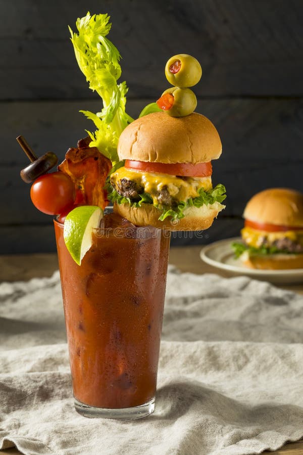 Bloody Mary gourmet gelado frio com um Hamburger fotografia de stock royalty free Bloody Mary gourmet gelado frio com um Hamburger fotografia de stock royalty free