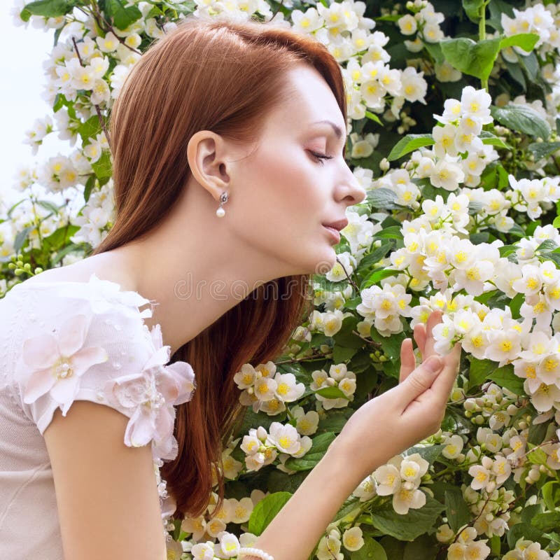 Bella donna sul primavera giardino.