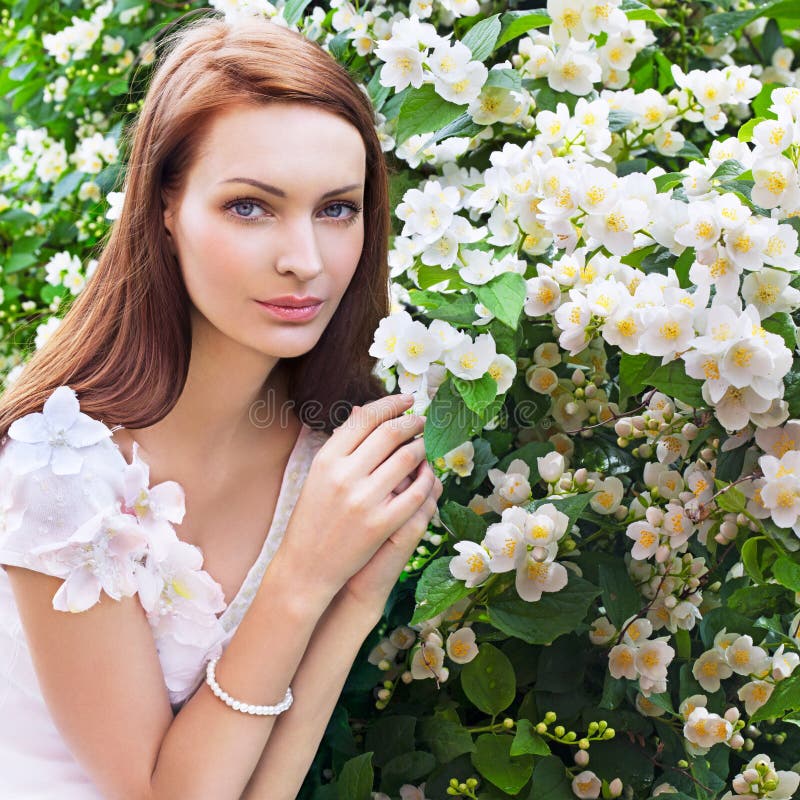 Bella donna sul primavera giardino.