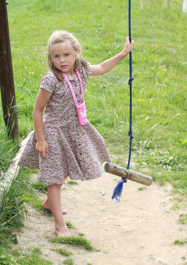 Blootvoets meisje dat een schommeling houdt royalty-vrije stock foto's Blootvoets meisje dat een schommeling houdt royalty-vrije stock foto's