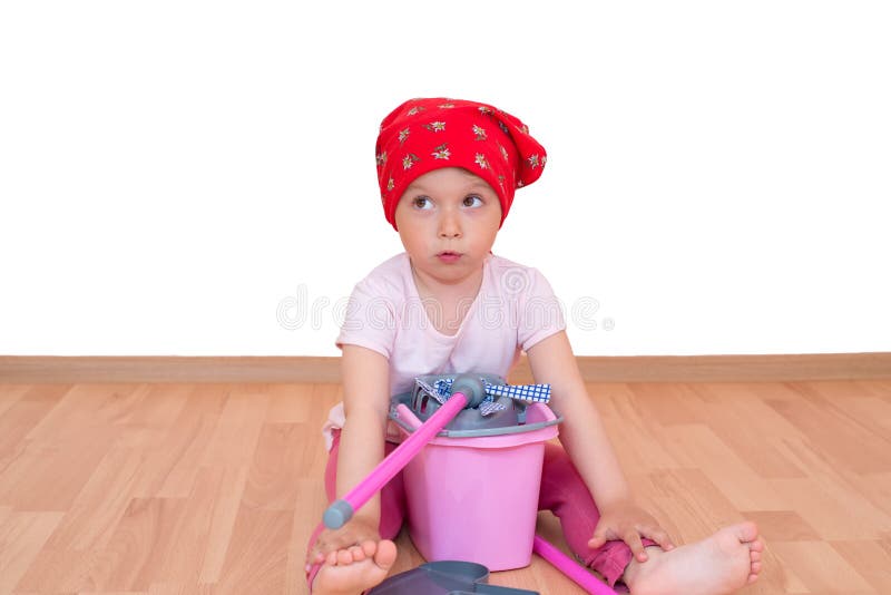 Blootvoets meisje met zwabber en emmerzitting op de ge?soleerde vloer stock afbeelding Blootvoets meisje met zwabber en emmerzitting op de ge?soleerde vloer stock afbeelding