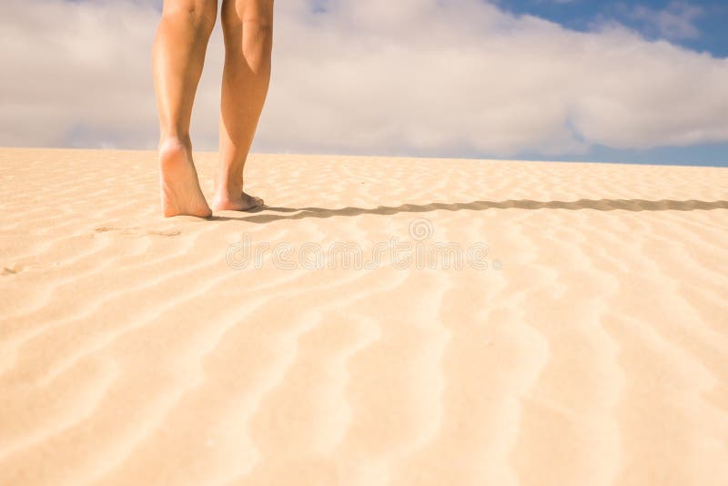 Blootvoetse vrouwenbenen die op het zand lopen royalty-vrije stock afbeeldingen Blootvoetse vrouwenbenen die op het zand lopen royalty-vrije stock afbeeldingen