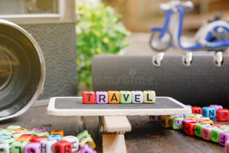 Bloque de palabra del VIAJE con efecto luminoso cámara del vintage y fondo borroso fotografía de archivo libre de regalías Bloque de palabra del VIAJE con efecto luminoso cámara del vintage y fondo borroso fotografía de archivo libre de regalías