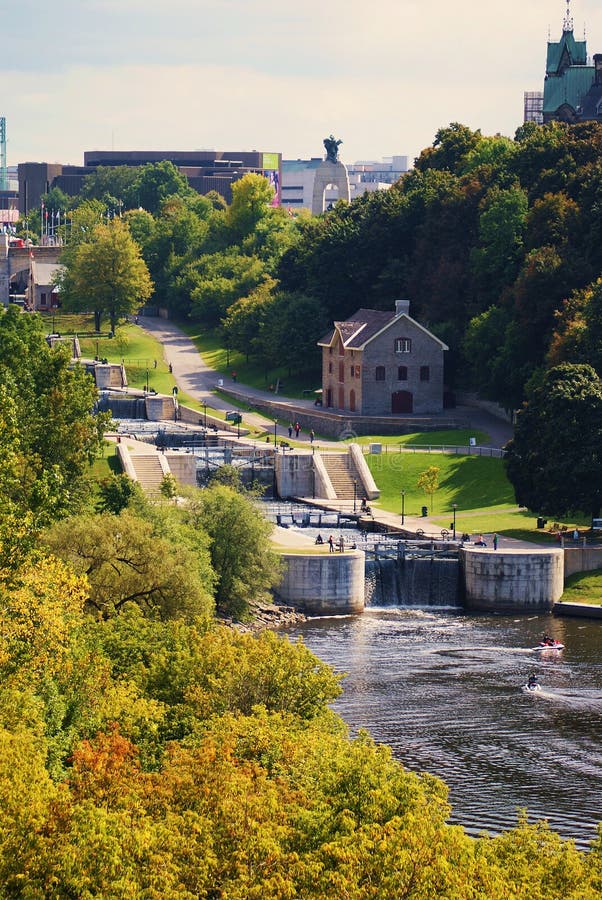 Puesta Del Sol Del Río De Ottawa Con La Silueta Del Barco Y Del árbol
