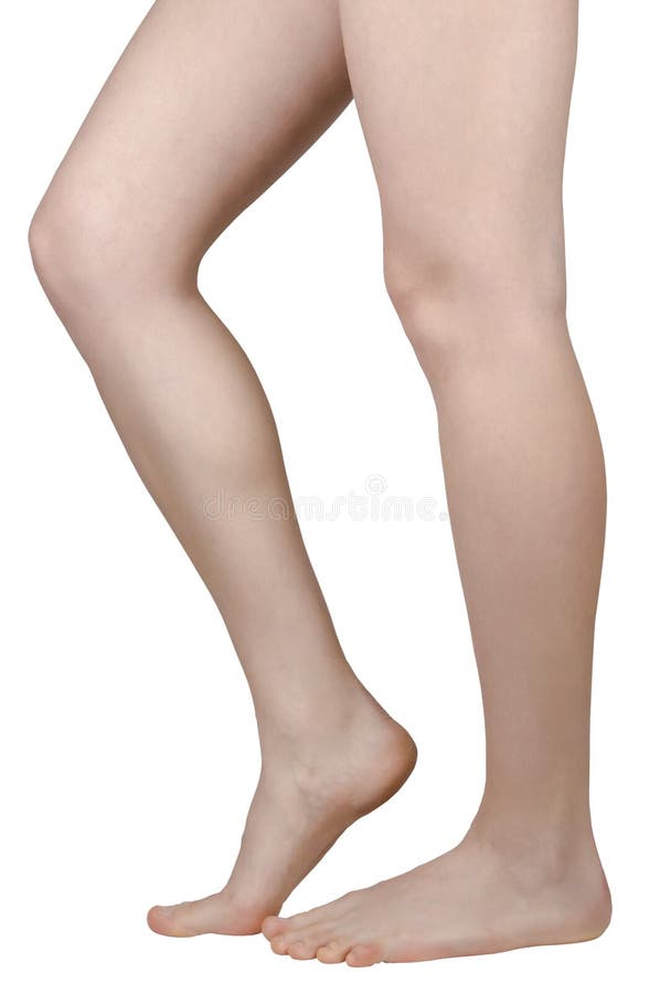 Bloße Füße eines Mädchens mit flachen Füßen ein Bein gehen auf Seitenansicht isoliert auf einem weißen Hintergrund auf Zehenspitze stockfoto