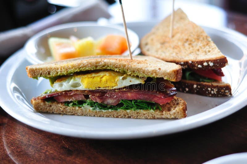 BLT e sanduíche do ovo foto de stock BLT e sanduíche do ovo foto de stock