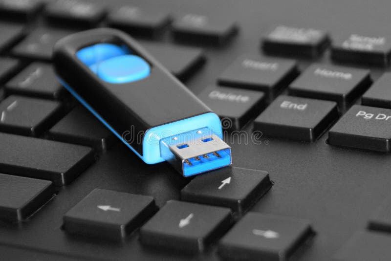 Blu 3 0 Flash USB su tastiera di un computer nero immagini stock libere da diritti Blu 3 0 Flash USB su tastiera di un computer nero immagini stock libere da diritti