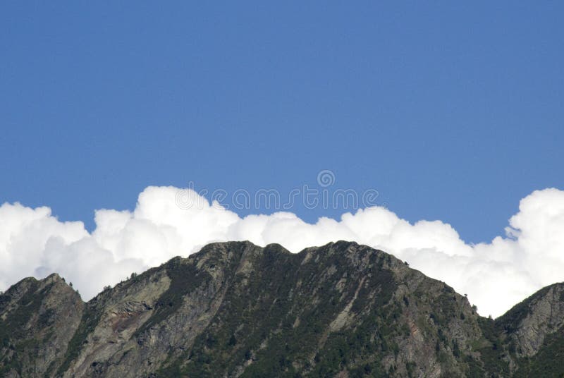 Blu sky, clouds and mountains