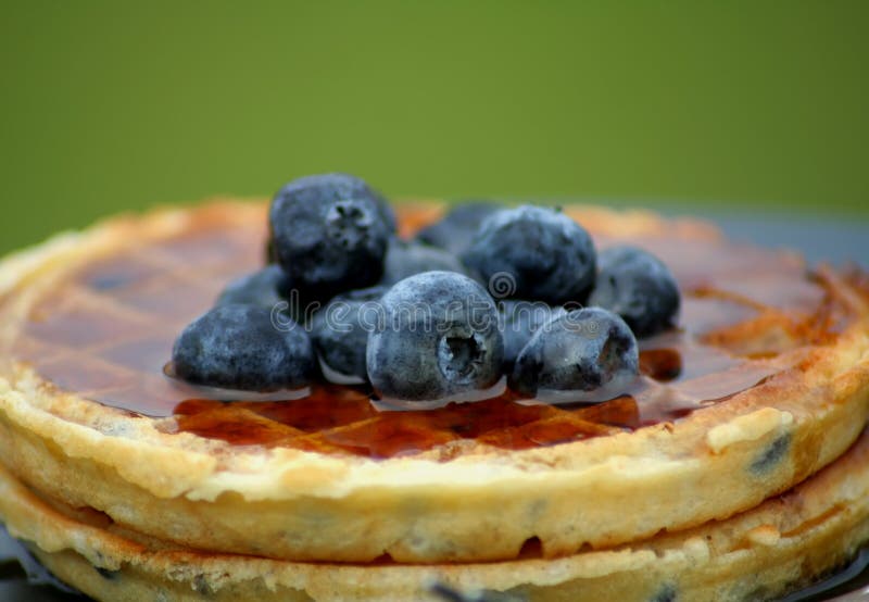 Zblízka blue berry oblátky a sirup.