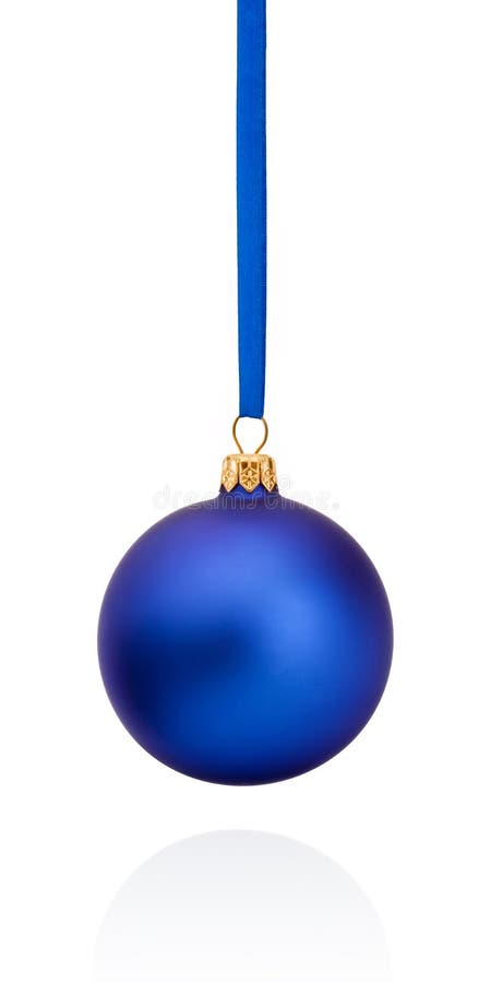 Azul bola navidena colgante sobre el cinta aislado sobre fondo blanco.