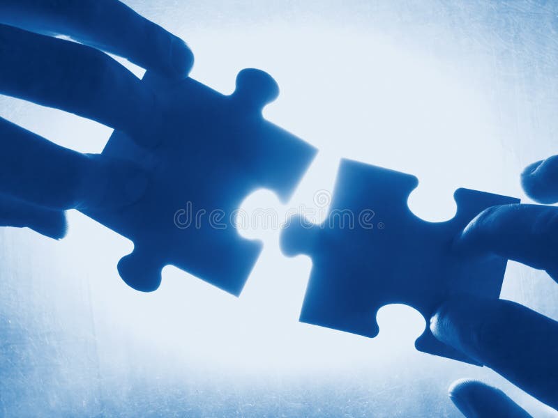 Mani cercando di montare due pezzi del puzzle insieme.