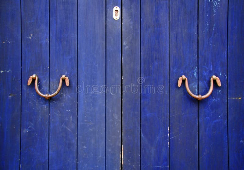 Modrý drevený dvere mosadz rukoväte.