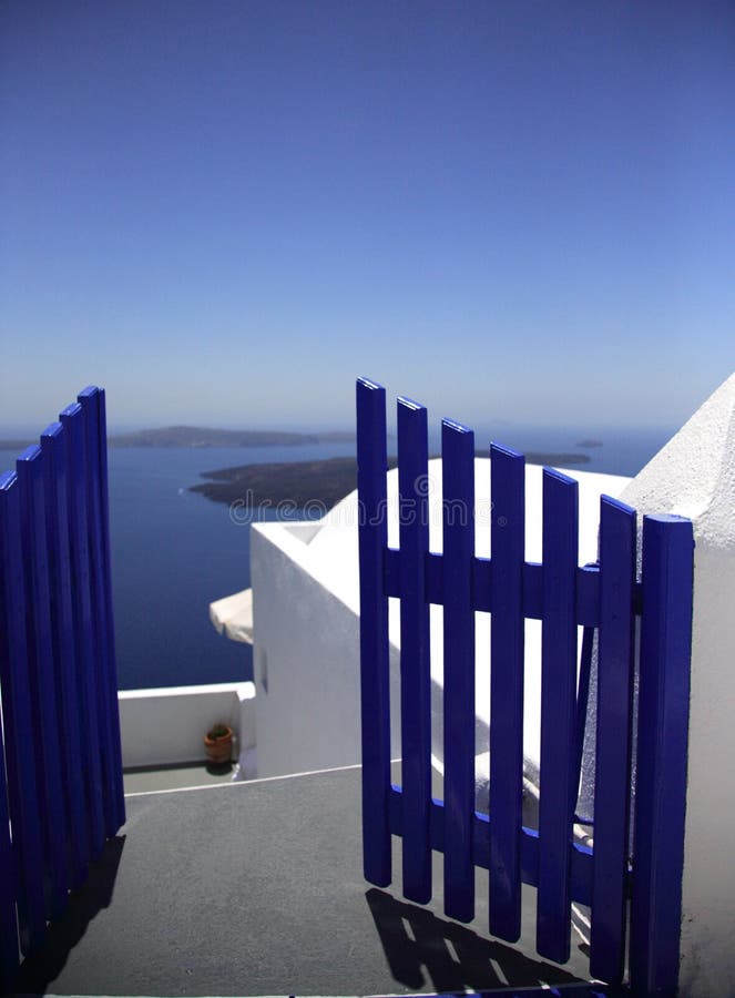 Azul puerta jefe de tú sobre el hermoso bahía grecia.