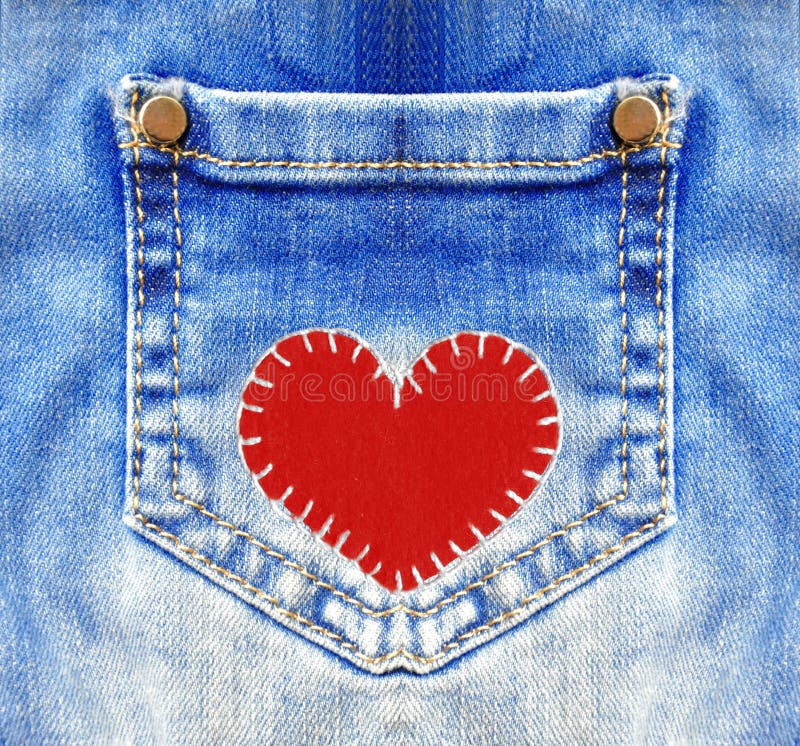 Blue Jeans Con La Tasca Ed Il Cuore Rosso Fotografia Stock Immagine