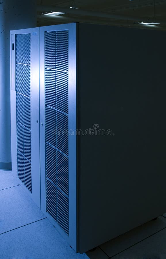 Počítač serveru incased stojanu v dramatické modré osvětlení.