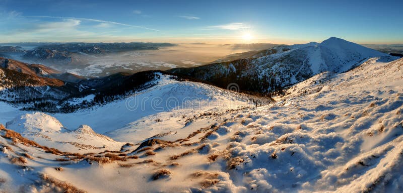 Modré horské zimní panorama při západu slunce Slovensko, vrchol Chleb