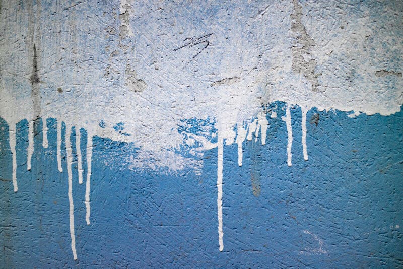 Видны подтеки. Подтеки на стене. Белая краска для стен. Потеки краски. Старая краска на стене.