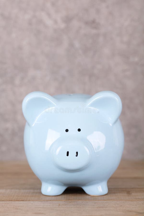 Blue piggy bank op tafel royalty-vrije stock fotografie