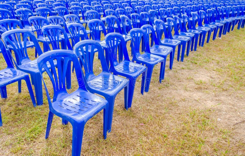 blue-plastic-chairs-row-garden-59797371.