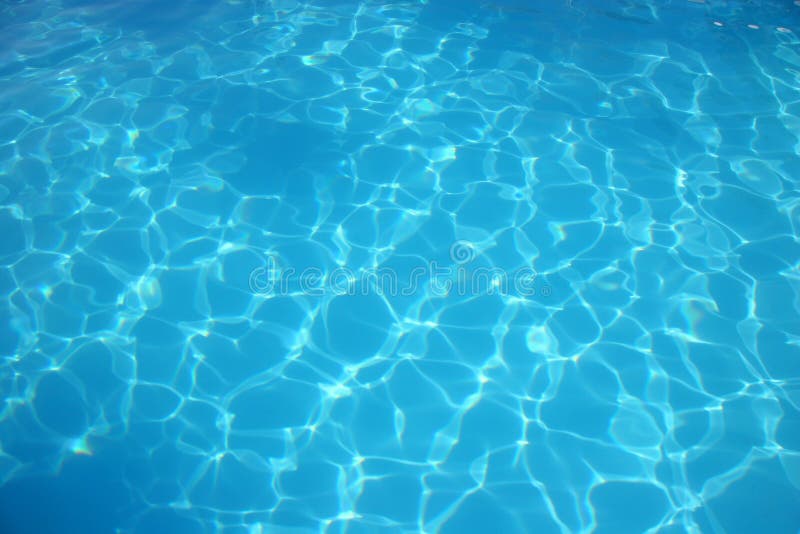 Blu acqua della piscina e increspature.