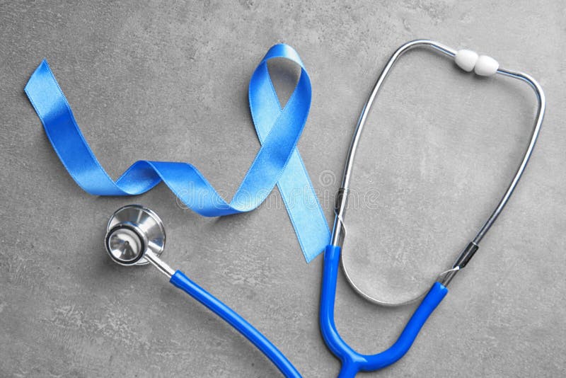 Blue Ribbon y estetoscopio en fondo gris Conciencia del c? ncer de pr? stata