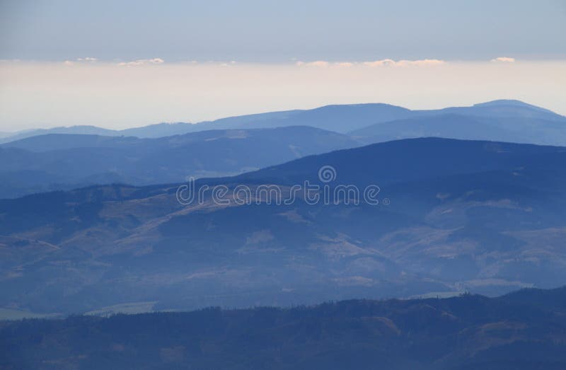 Modré hřebeny Nízkých Tater z Lomnického štítu, Vysoké Tatry