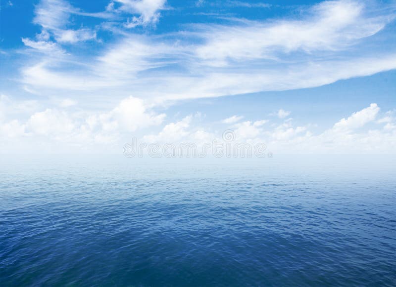 Blu mare o oceano, superficie dell'acqua con un orizzonte e il cielo con le nuvole.