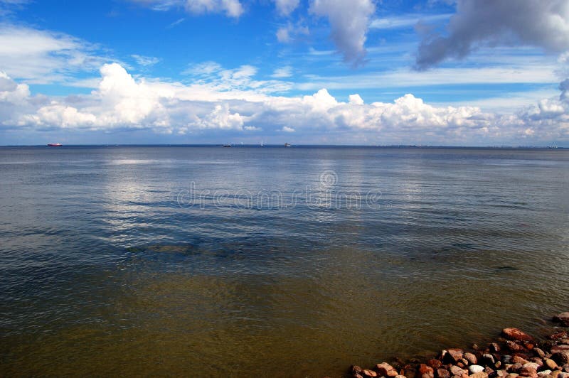 Azul el mar el cielo blanco nubes.