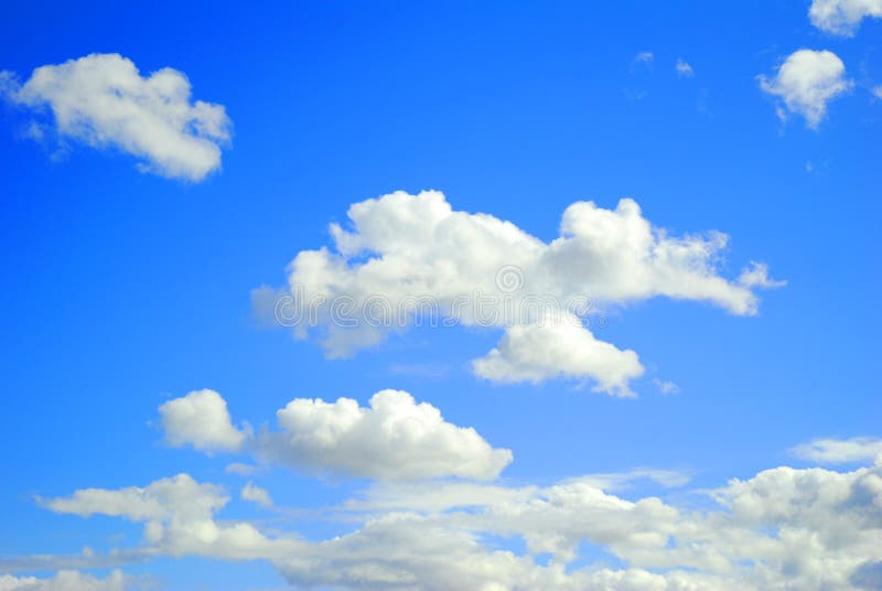 Nubes a cielo azul interesante.