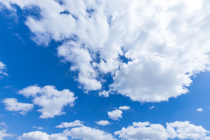 Cùng ngắm nhìn những đám mây vô cùng bồng bềnh trôi qua trên bầu trời trong ảnh lung linh này.