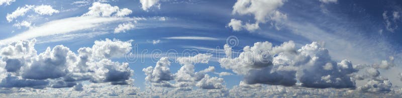Modrá obloha oblak, panoramatický nebe.