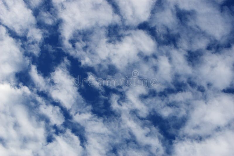 Blauer Himmel mit schönen weißen Wolken.