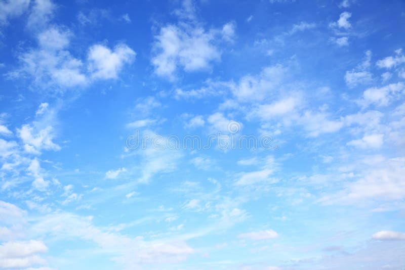 Cielo blu con nuvole di sfondo naturale.