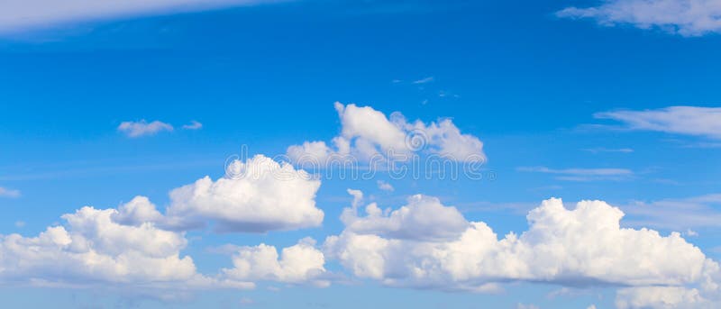 Panorama modré oblohy s mraky.