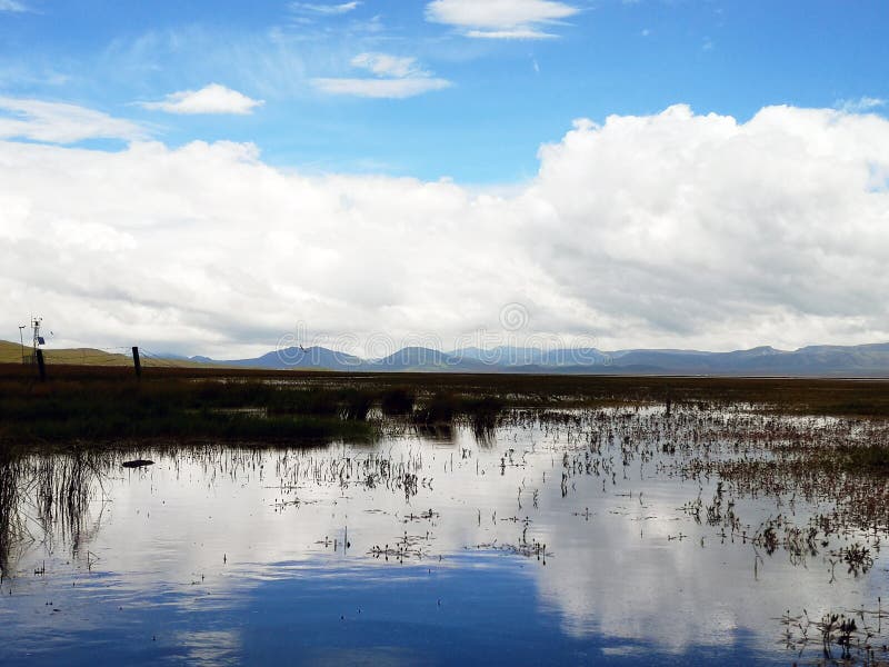 The blue sky and white clouds of Gahai Lake