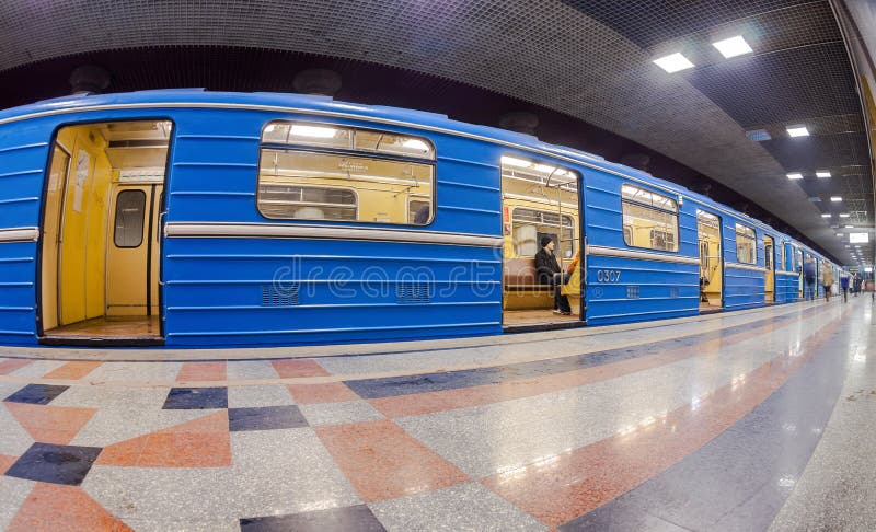 https://thumbs.dreamstime.com/b/blue-subway-train-standing-underground-station-samara-russia-december-wide-angle-48432570.jpg