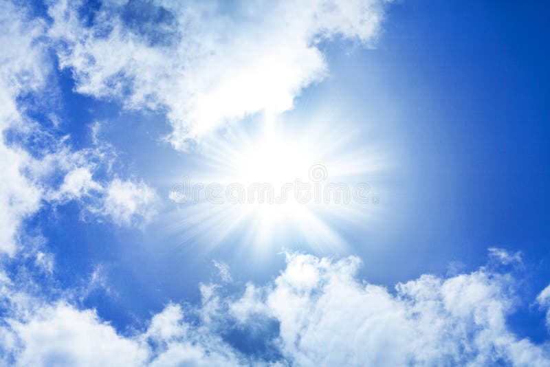 Ein blauer Himmel mit Sonne, Sonnenstrahlen und Wolken.