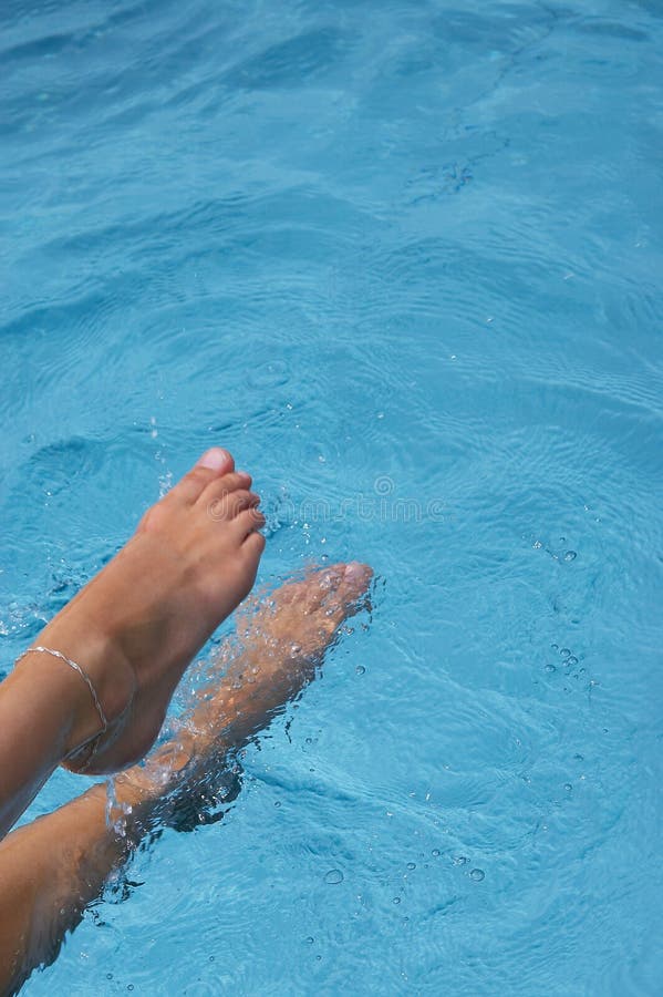Le gambe di raffreddamento nella piscina.