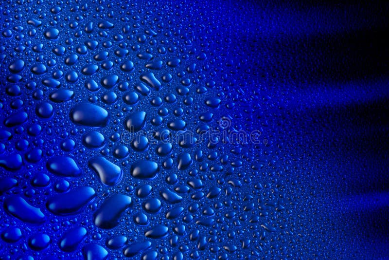Agua gotas sobre el profundo azul gradación enfatiza.