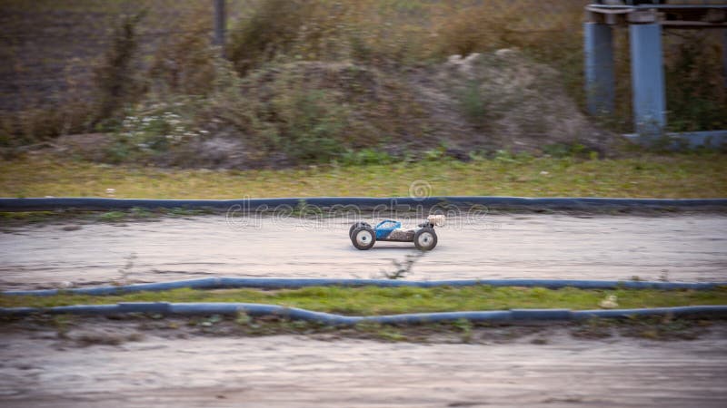 Modrý a biely buggyr ide veľmi rýchlo na offroadovej trati